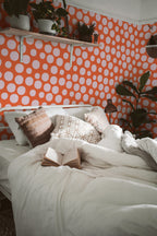 Papel de parede pontos rabisco laranja e branco