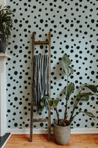 Papel de parede bolinhas azul e preto moderno — imagem 4