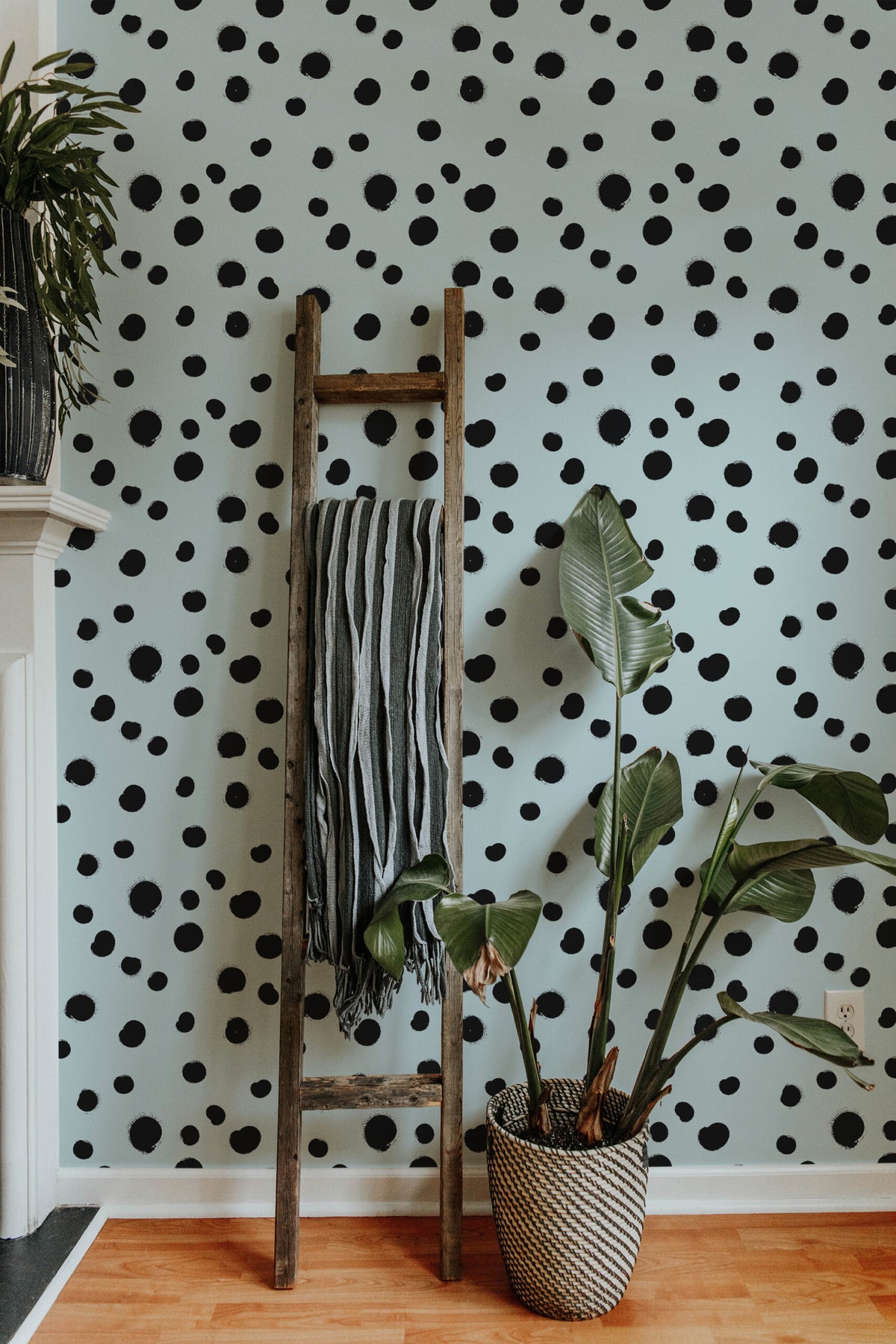 Papel de parede bolinhas azul e preto moderno — imagem 4