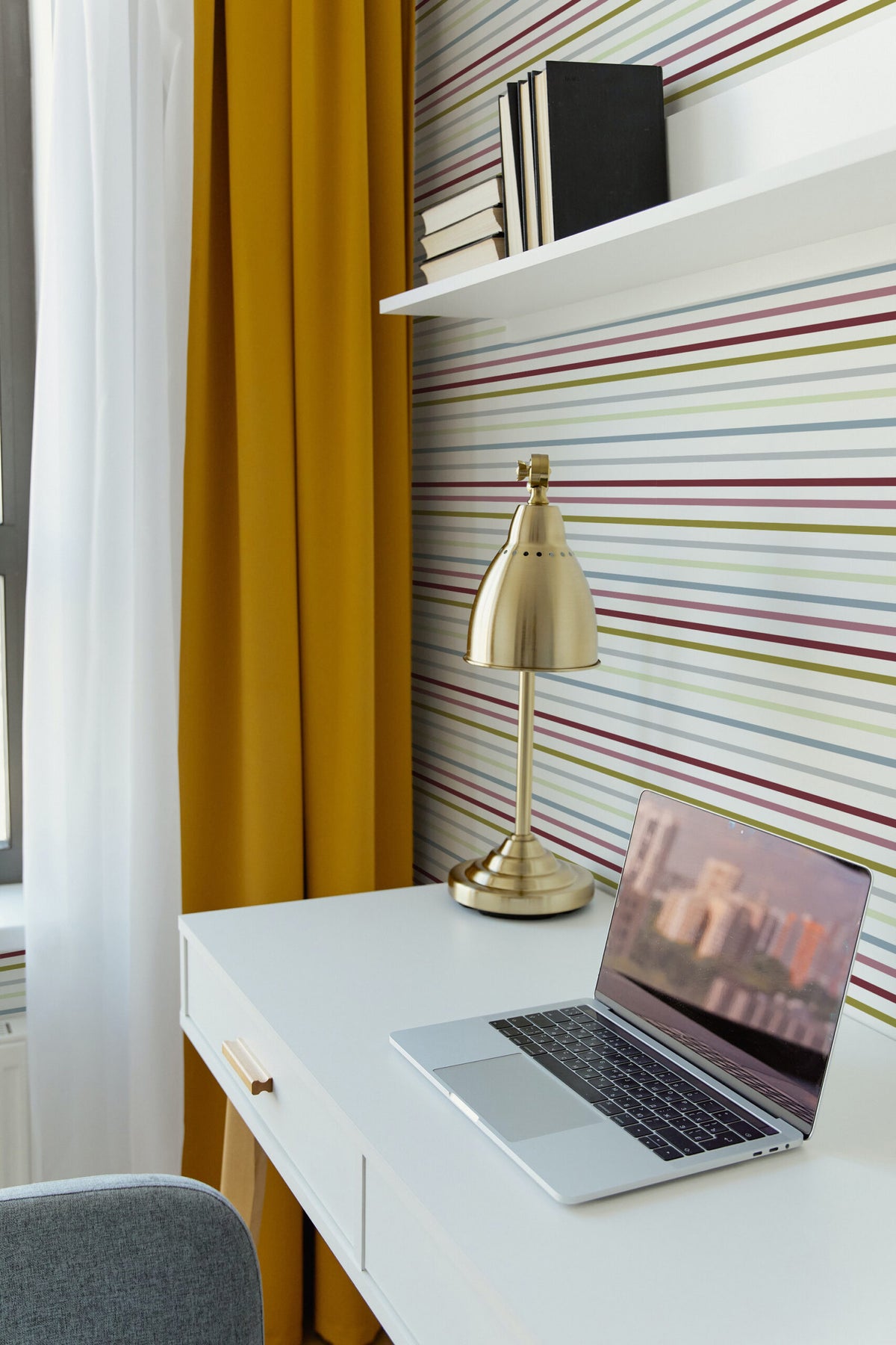 Papel de parede riscas horizontais multicolor suave — imagem 3