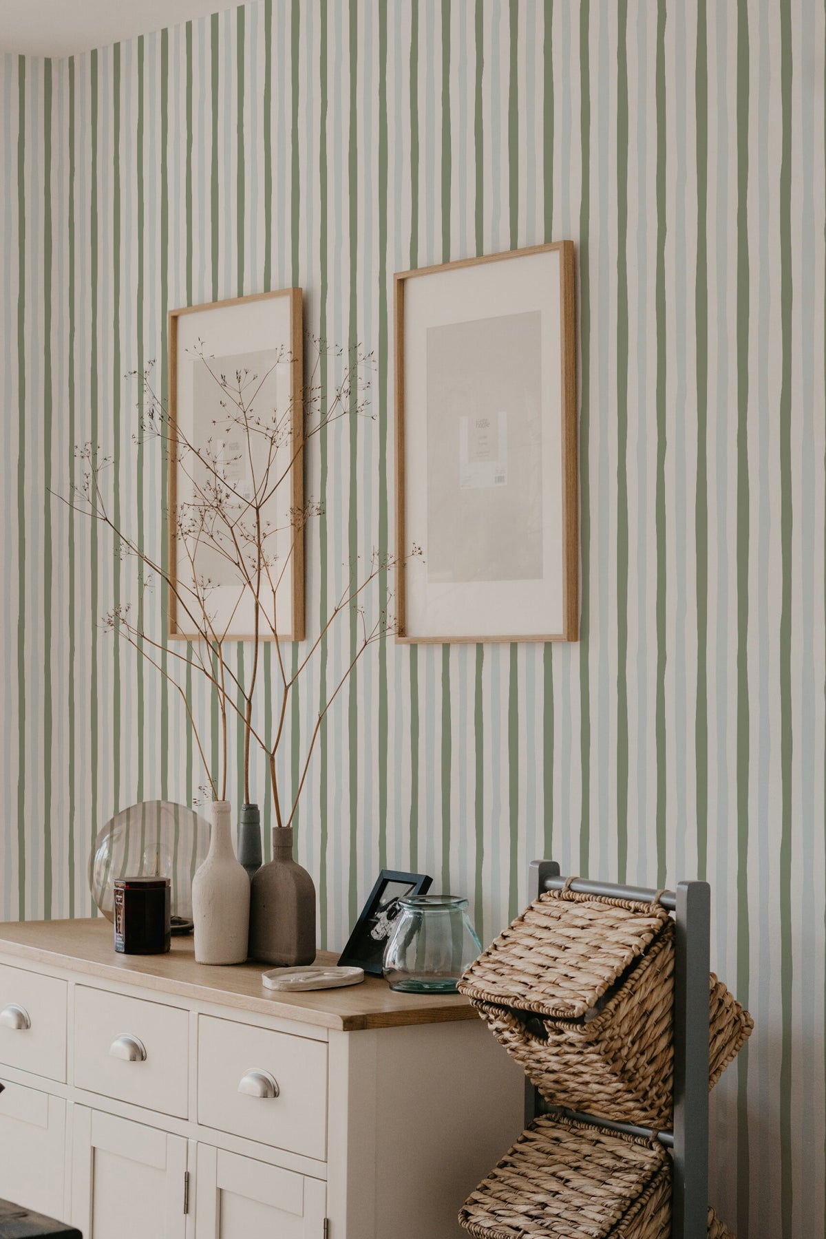 Papel de parede riscas onduladas verde-sage e azul — imagem 5