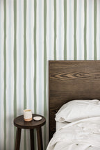 Papel de parede riscas onduladas verde-sage e azul