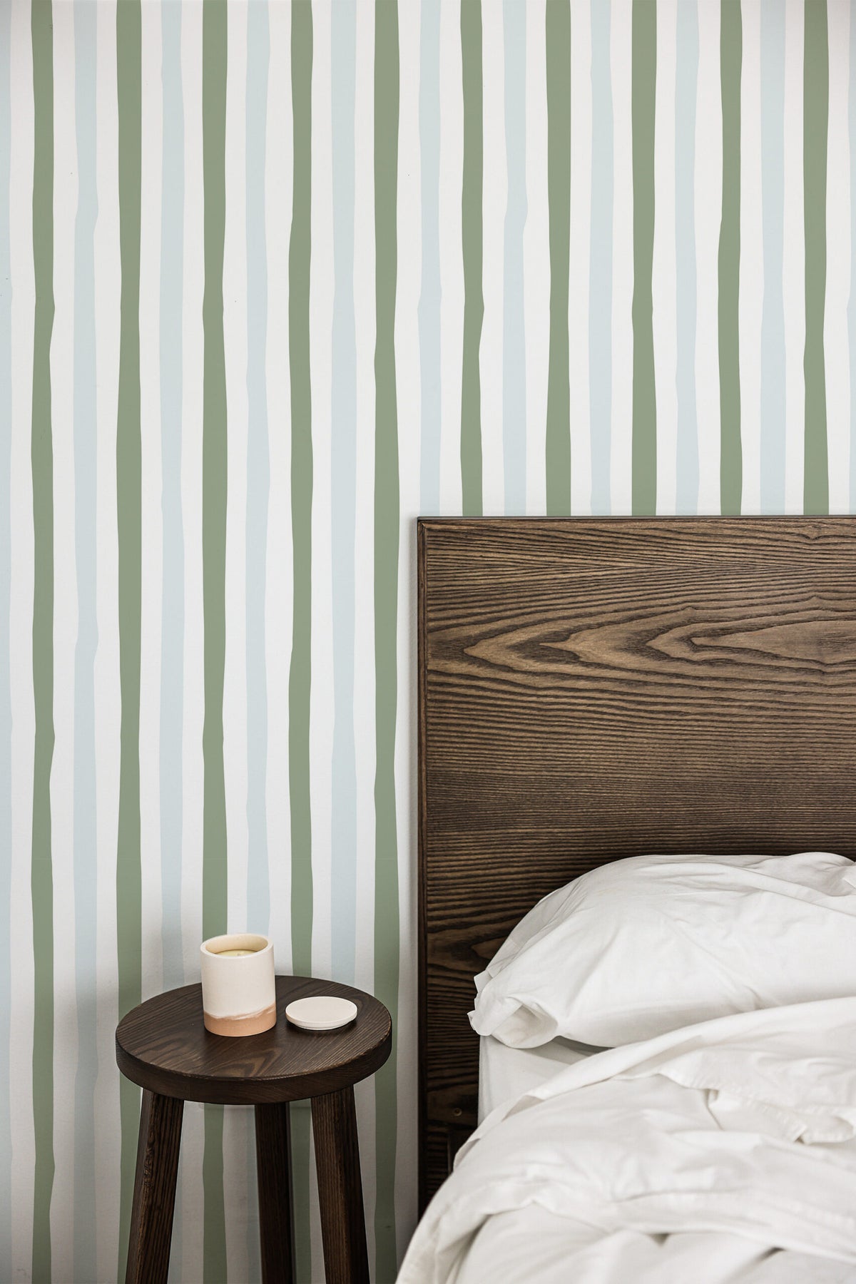 Papel de parede riscas onduladas verde-sage e azul