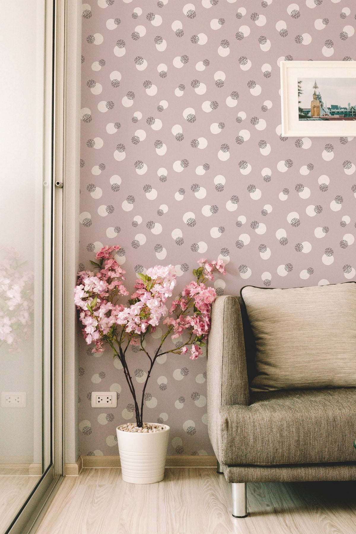 Papel de parede bolinhas rosa pó e branco