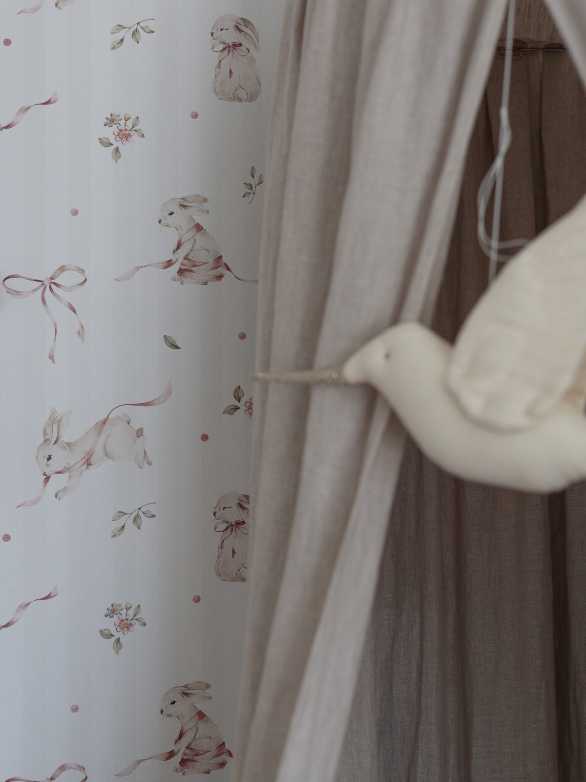 Papel de parede riscas com coelhos rosa infantil — imagem 6