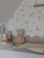 Papel de parede riscas com coelhos rosa infantil — imagem 3