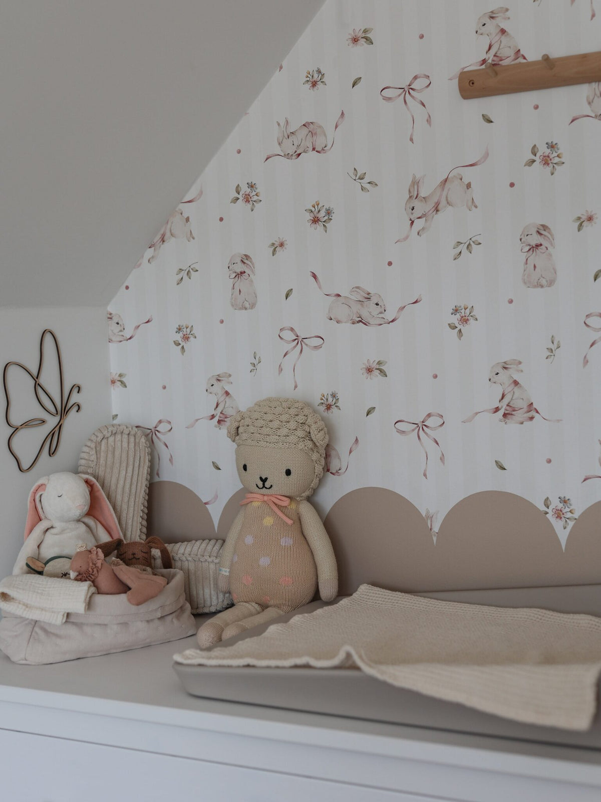 Papel de parede riscas com coelhos rosa infantil — imagem 3