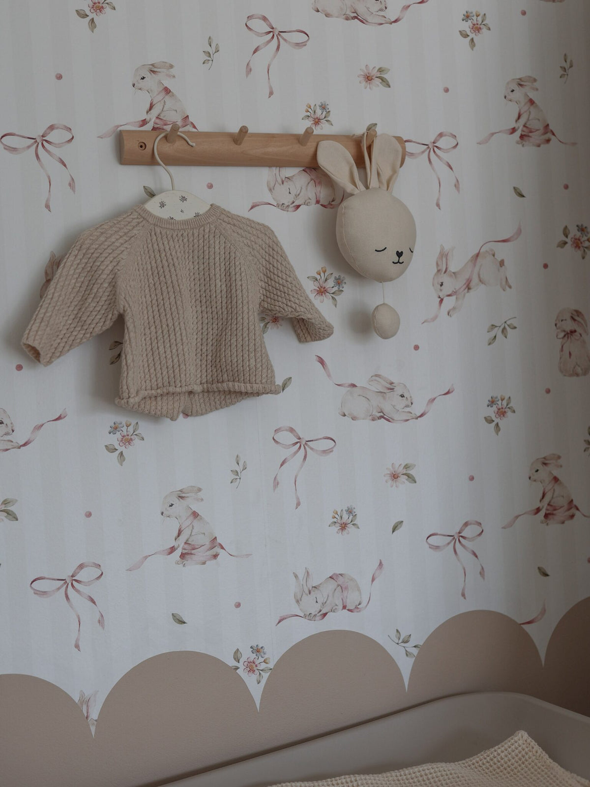 Papel de parede coelhos riscas rosa pastel