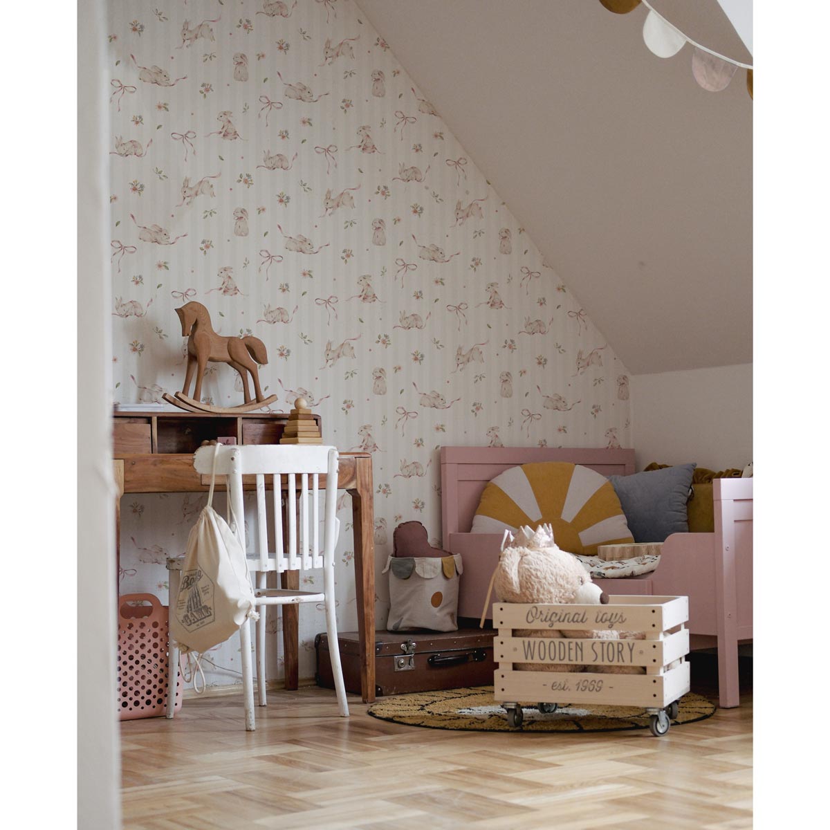 Papel de parede riscas com coelhos rosa infantil
