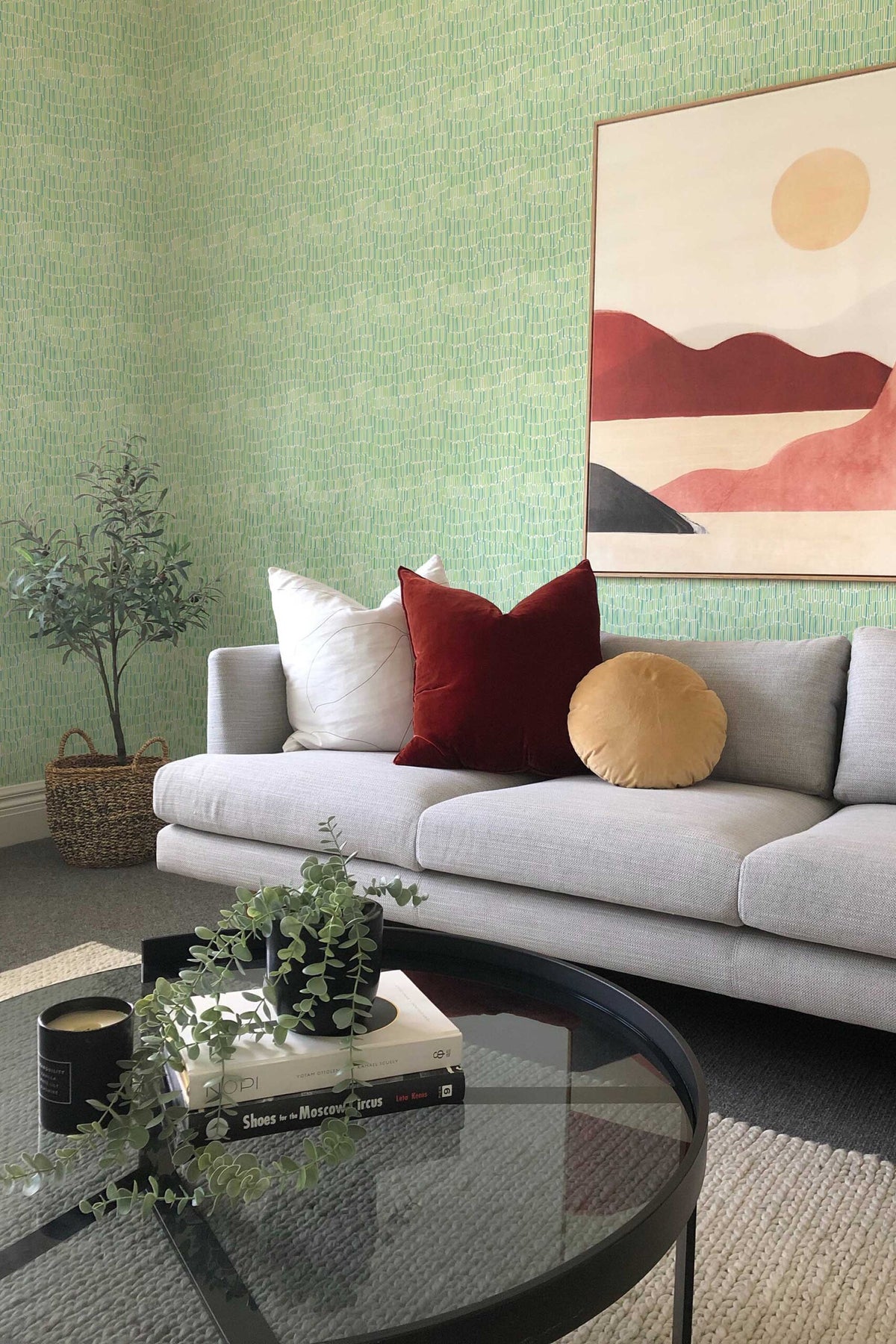 Papel de parede riscas verde-sage estilo pincelado