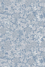 Padrão de folhagem vintage em azul e cinzento sobre fundo branco, visto de perto
