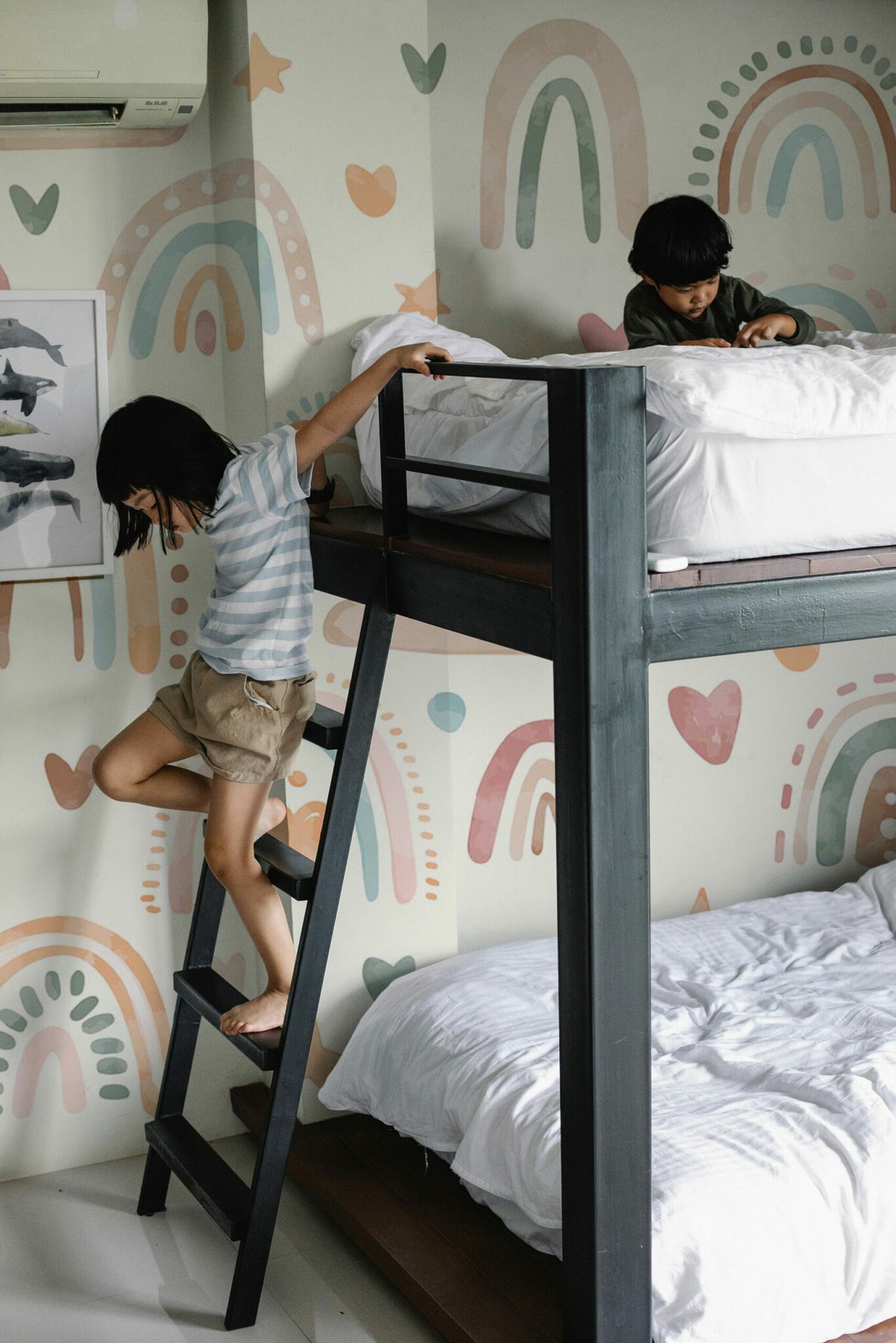 Mural de parede boho com arco-íris em tons neutros para quarto de bebé