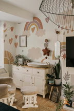 Elementos boho em tons neutros de bege e rosa num mural de parede