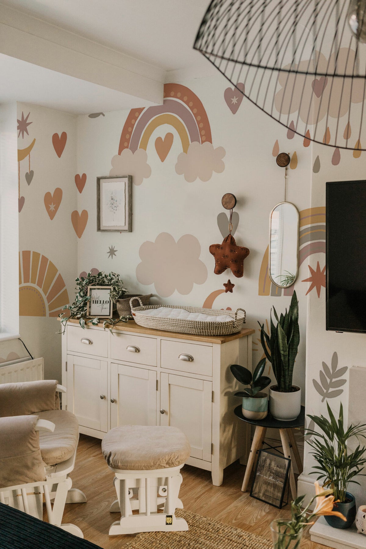 Elementos boho em tons neutros de bege e rosa num mural de parede