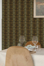 Papel de parede leopardo dourado fundo preto — imagem 3