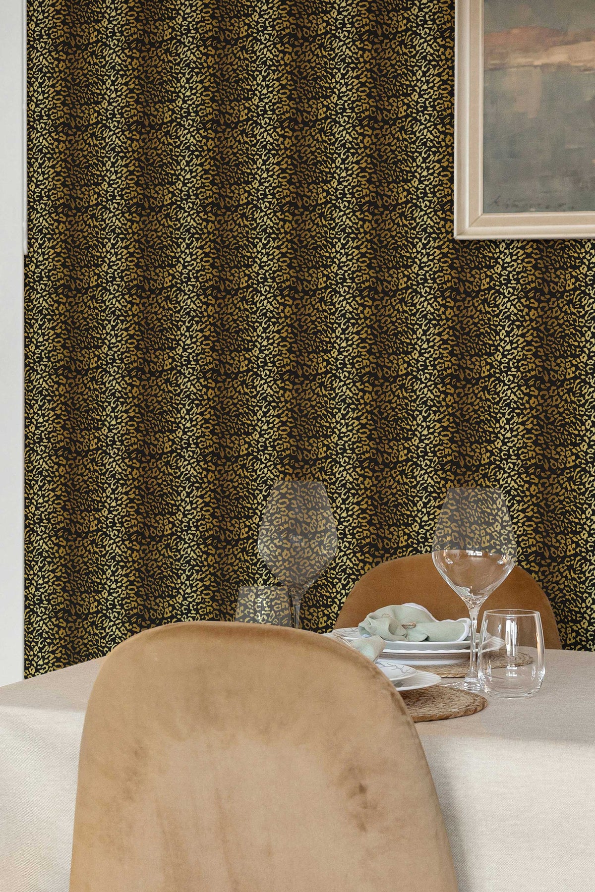 Papel de parede leopardo dourado fundo preto — imagem 3