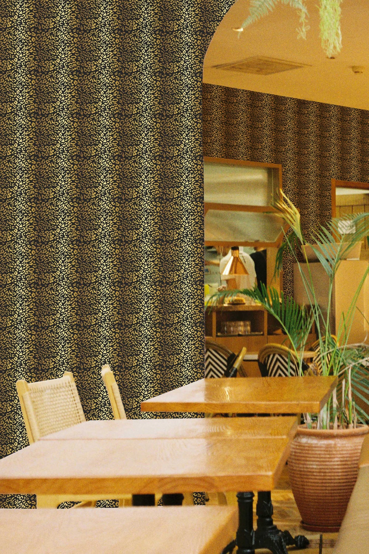 Papel de parede leopardo dourado fundo preto