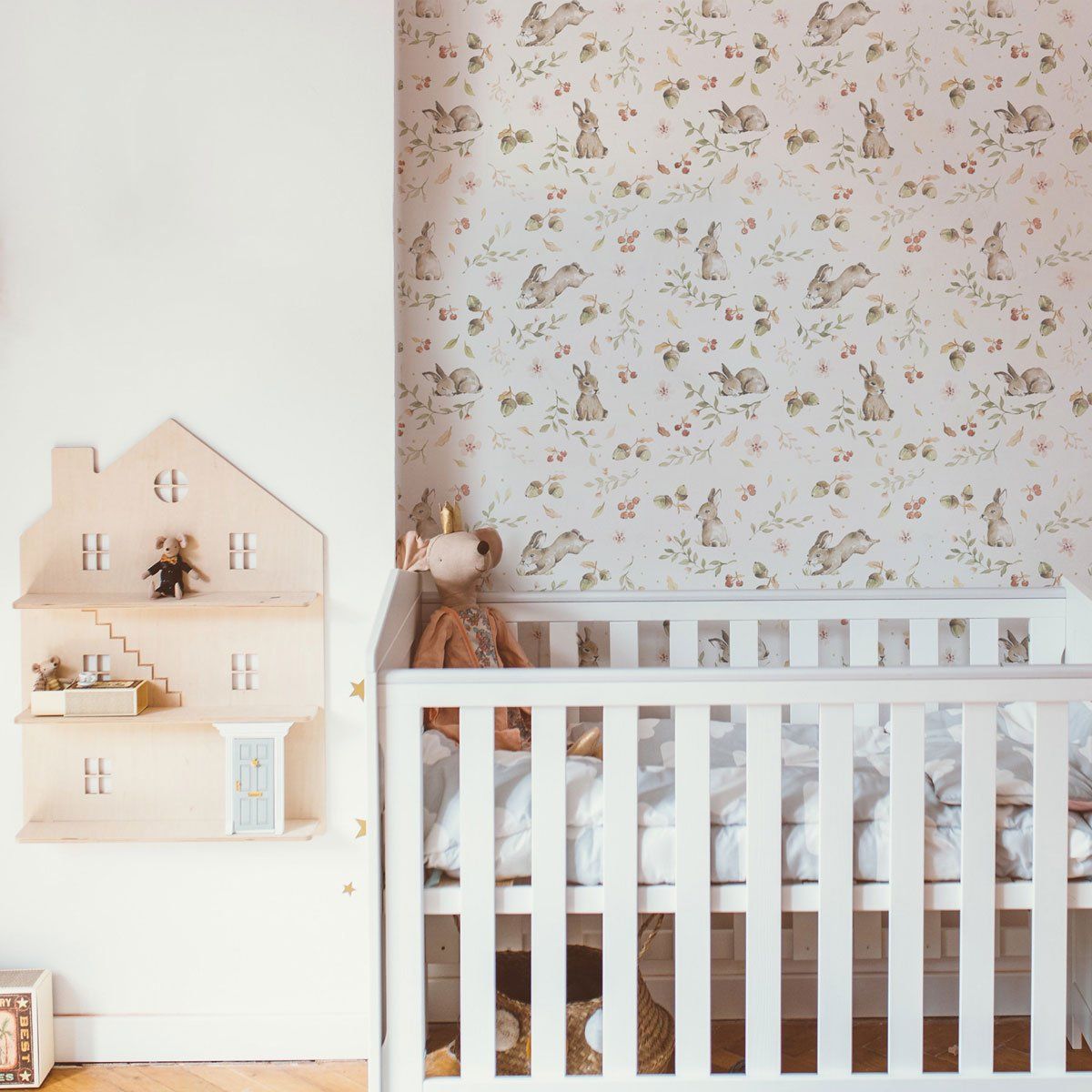 Papel de parede riscas coelhos infantil