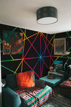 Sala de estar com mural de parede geométrico neon abstrato