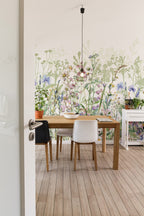 Sala de jantar com mural de parede de flores silvestres em rosa e verde
