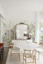 Sala de jantar decorada com mural de parede botânico de flores silvestres