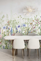 Parede de sala de jantar revestida com mural de flores silvestres