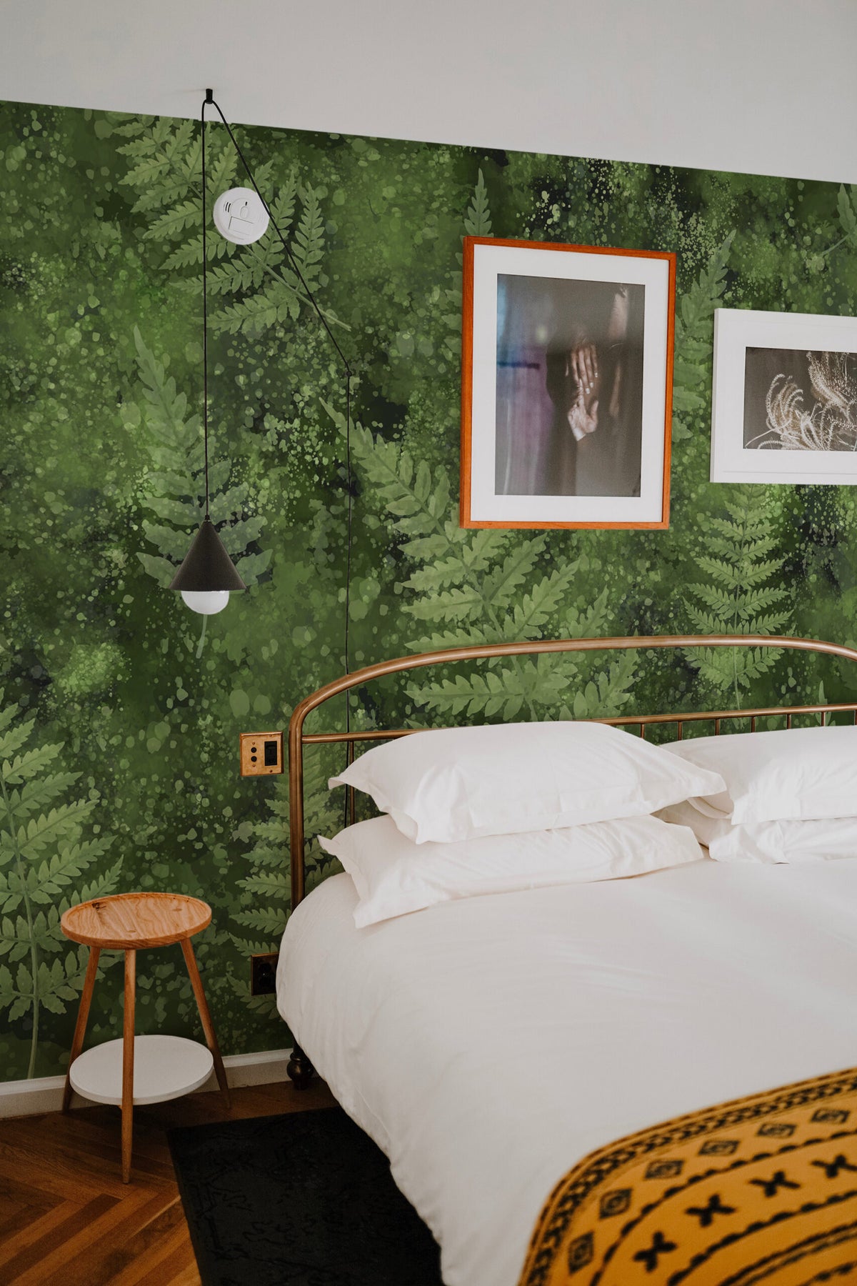 Quarto com mural de parede de folhas de feto em tons de verde e castanho