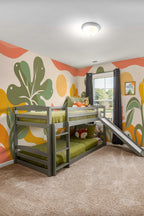 Quarto de criança com mural de parede botânico retro tons quentes