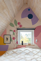 Quarto com parede em destaque revestida por mural de parede botânico abstrato tons pêssego