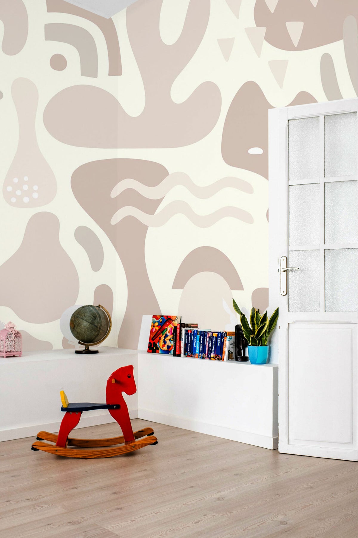Composição abstrata em bege e castanho num mural de parede de estilo boho