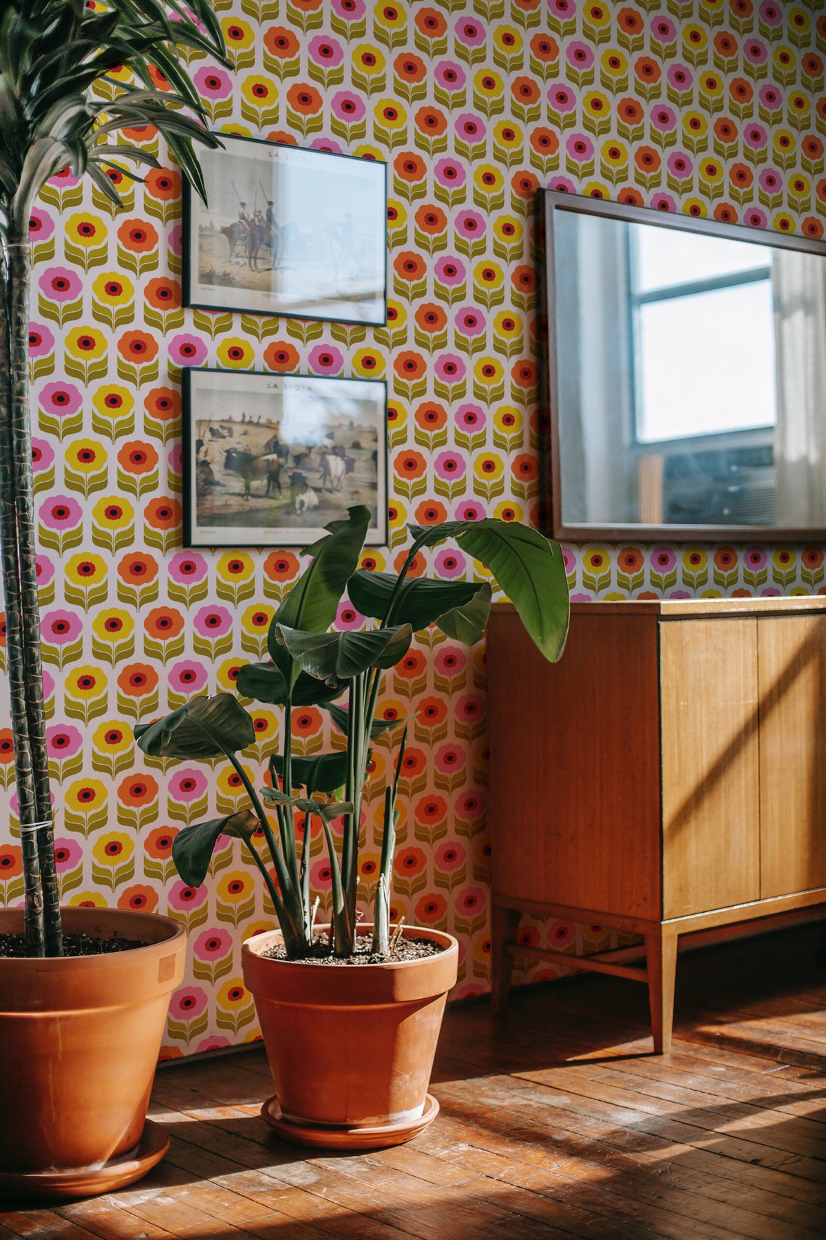 Papel de parede floral retro rosa e amarelo