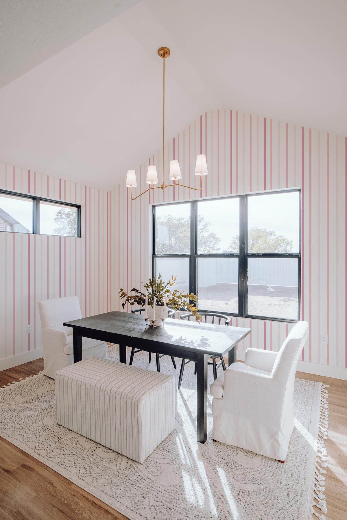Papel de parede riscas verticais rosa e branco — imagem 4