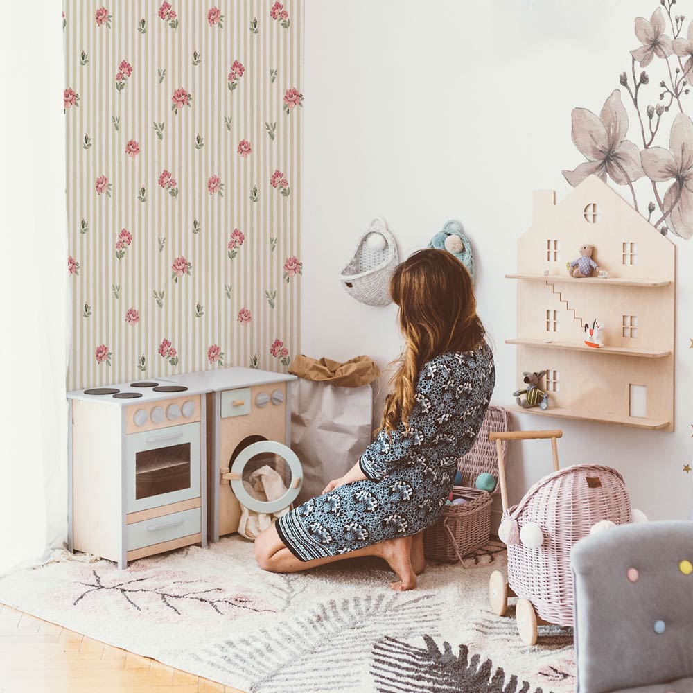 Papel de parede riscas com rosas rosa estilo infantil