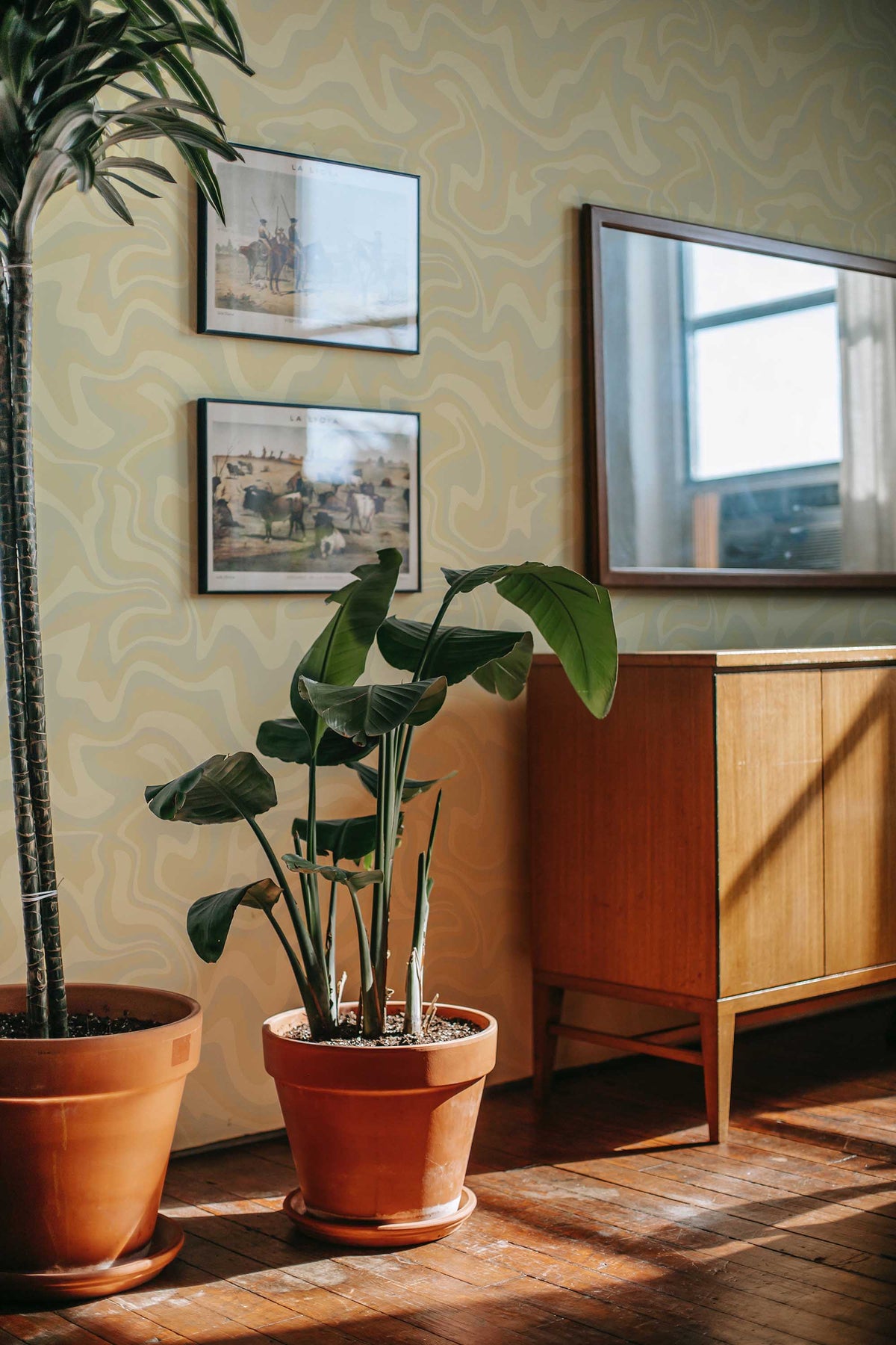 Papel de parede riscas curvas estilo retro bege — imagem 3