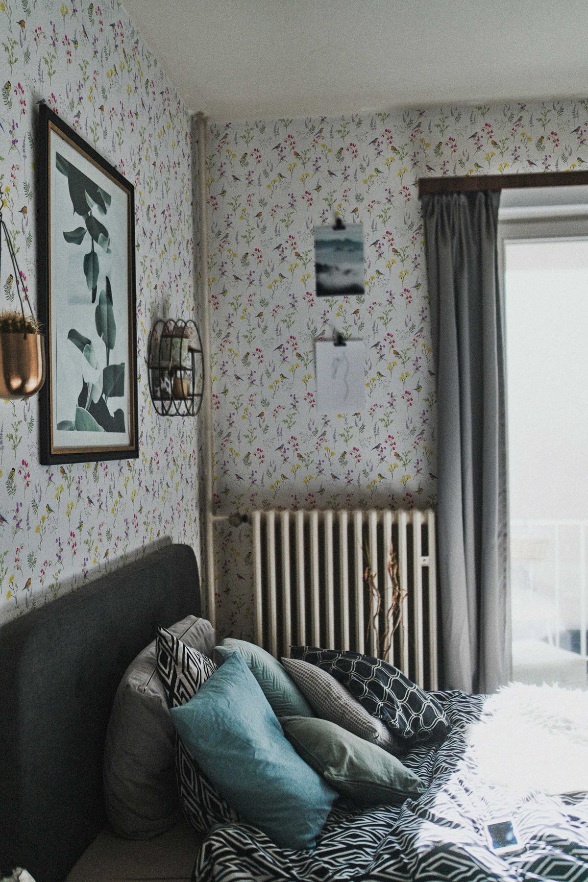 Papel de parede pássaros e flores silvestres colorido